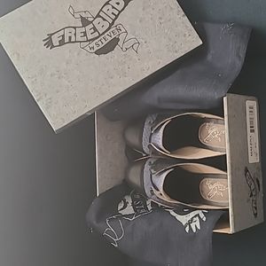 Freebird size 9 blue/multi mules